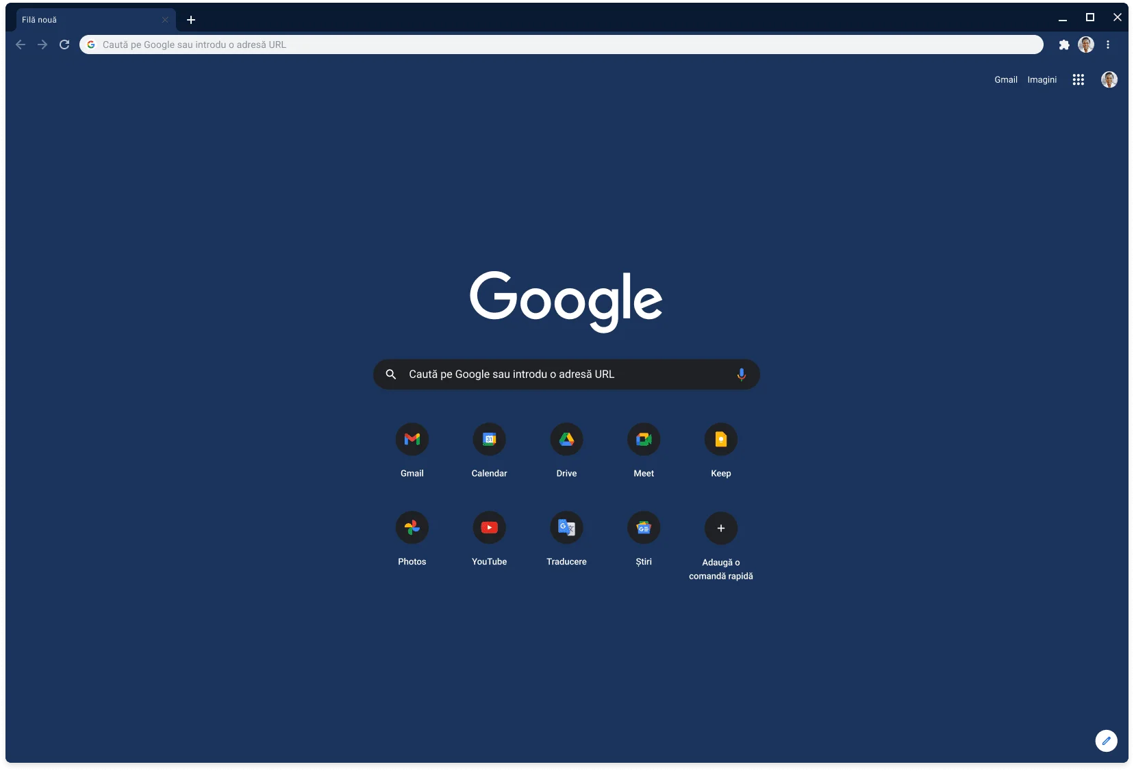 Fereastra browserului Chrome afișând site-ul Google.com cu tema Gri ardezie.